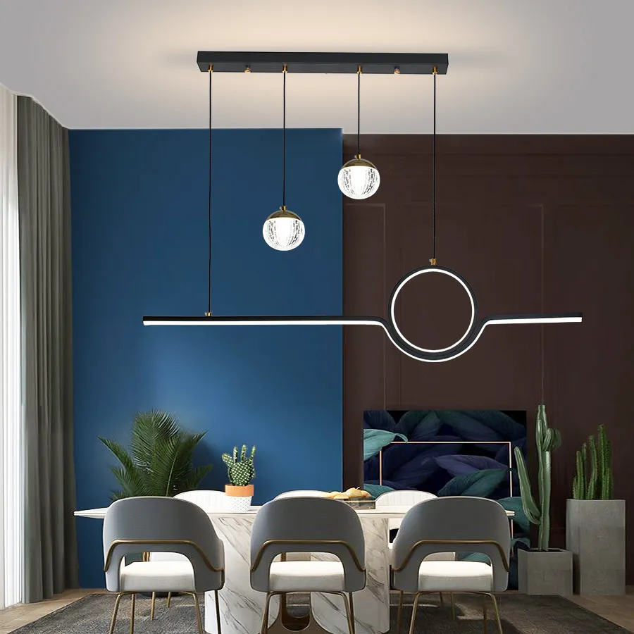 吊燈，宛如空間中的藝術品，是打造華麗視覺焦點的理想之選。無論是客廳、餐廳還是臥室，吊燈都能以其獨特的風采，為空間注入奢華氛圍。
